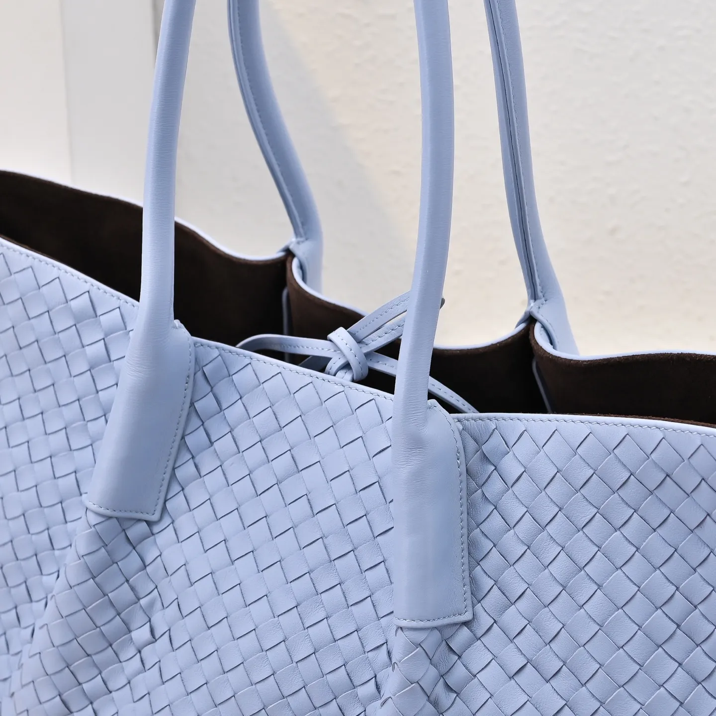 Batch 2660 Bv 2025 early spring series Pinacoteca medium tote handbag. The front is made of classic Intreccia woven cow leather. It is low-key and luxurious. The flip side is made of warm suede. It instantly switches to a lazy and casual style. It has a large internal capacity. It is no pressure to carry a computer for commuting. It is also thoughtfully matched with a small detachable bag. It feels full and full of security. The woven texture is so delicate that you can't put it down. The highlight is that it is super versatile. Come and get your new bag😝 Model: 7166 Size: 23*43*14.5cm